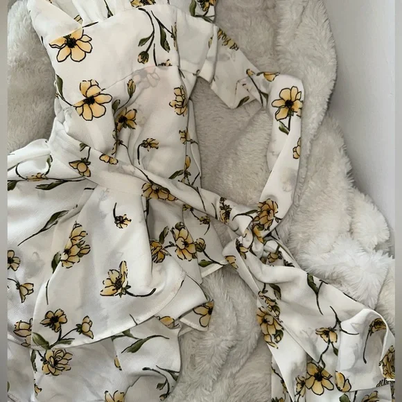 Daisy Floral Bodycon Ruffle Romper - Picture 3 of 4